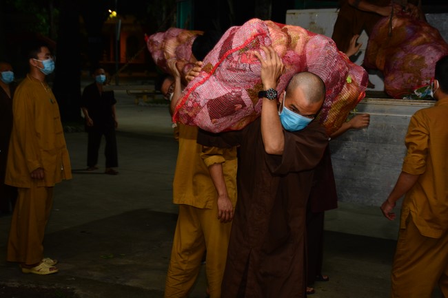 Continuing to support people in need in the Covid-19 pandemic of Hoang Phap Pagoda (series 4)